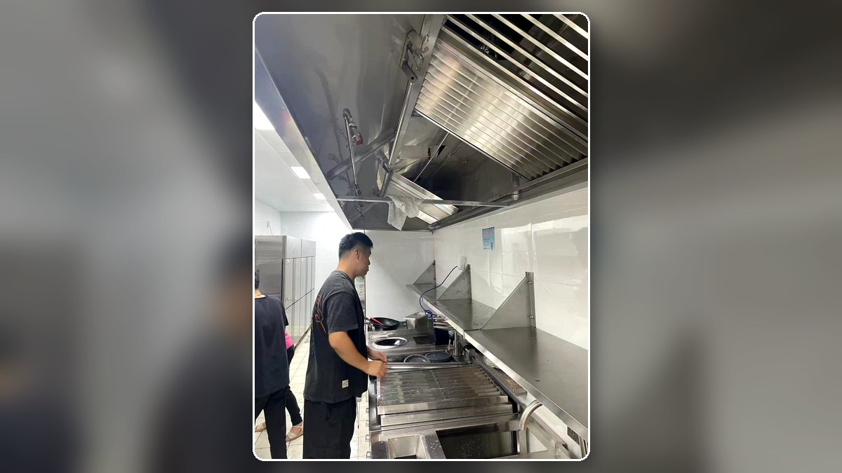 小木屋拌饭商用厨房灶台与排烟罩现场