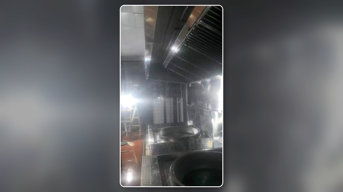 尚志中学食堂厨房灶台和排烟罩现场