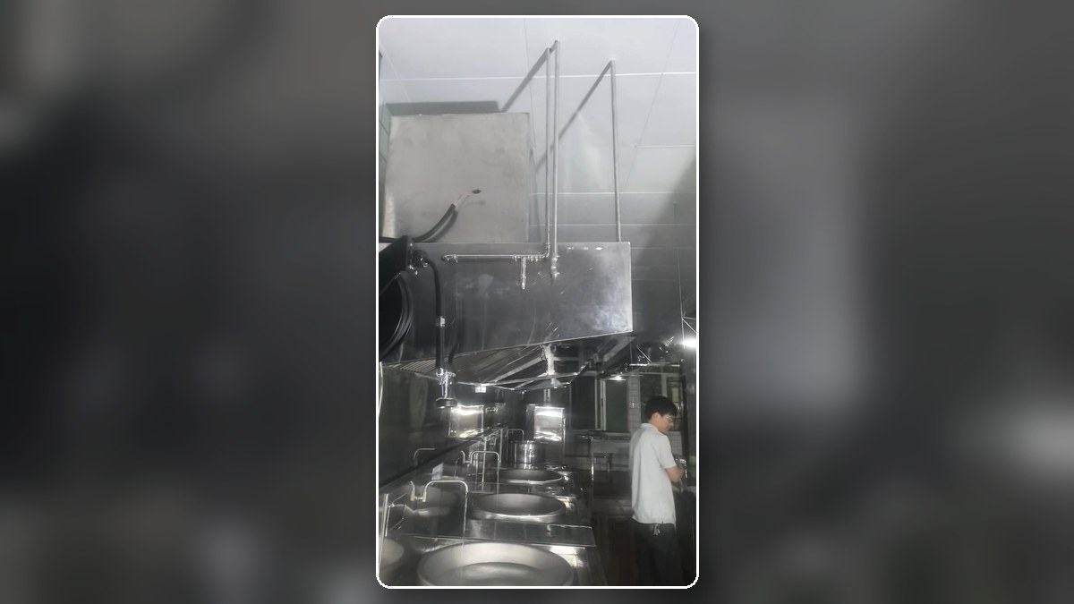 尚志中学食堂厨房水池和排烟罩现场
